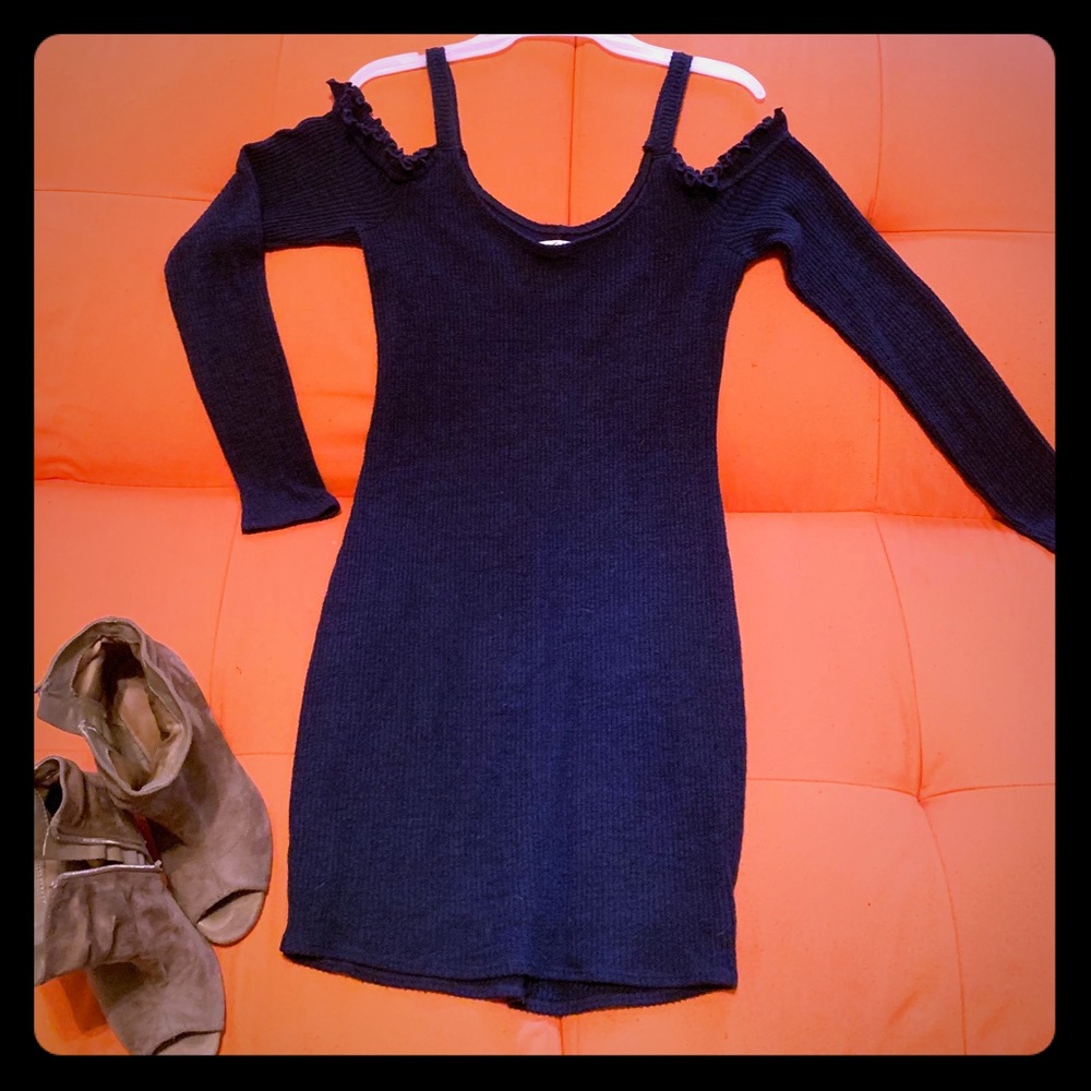 Hollister long sleeve/cold shoulder dress